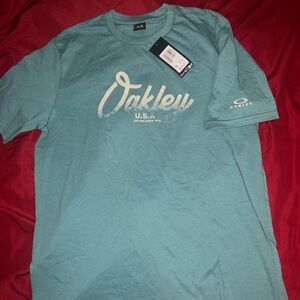 Men’s Oakley tshirt
